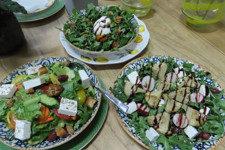 סלטי משק מירקות המשק של החצר האחורית