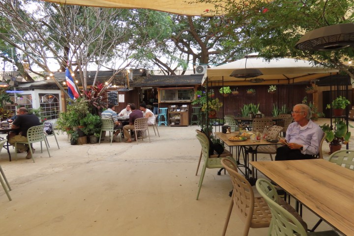 החצר של מסעדת גידולי רוני בעין הבשור