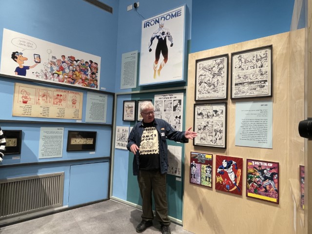 אורי פינק מציג ומספר על עבודותיו במוזיאון הקריקטורה והקומיקס