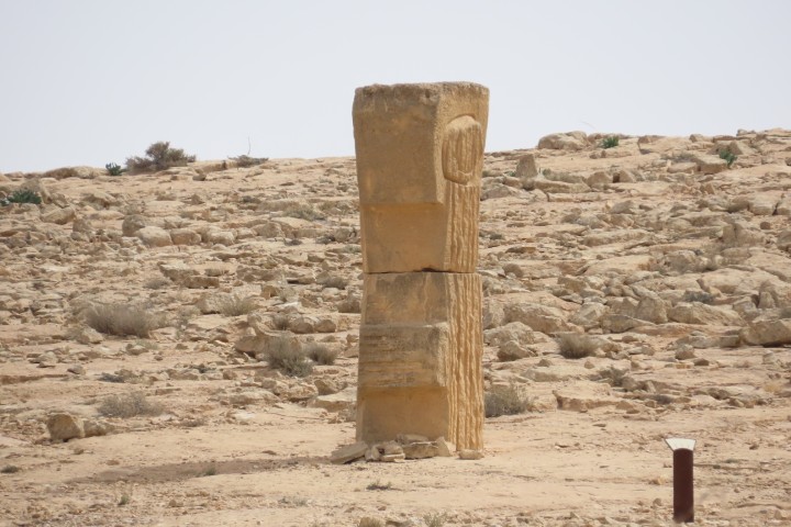 פסל של דב פייגין בגן הפסלים מצפה רמון