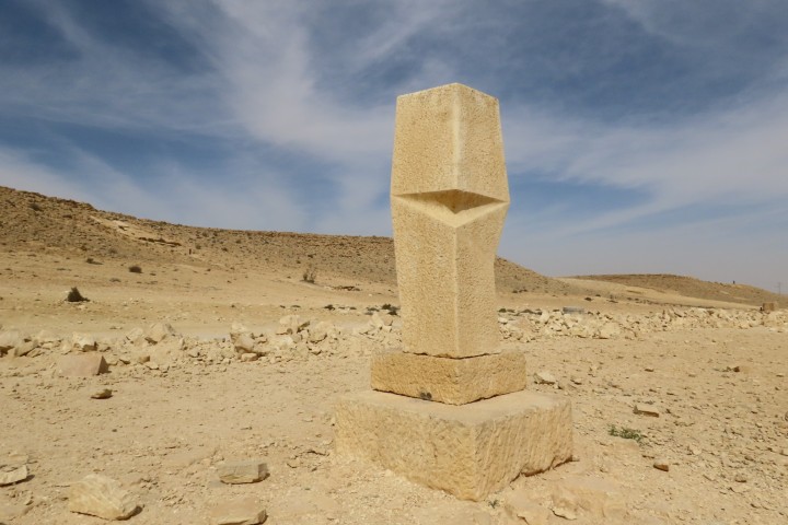 פסל של יאנס לנסי בפארק הפיסול המדברי