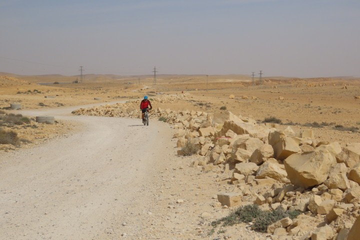 שביל הכורכר בפארק הפיסול המדברי במצפה רמון המתאים להליכה רכיבה על אופניים ונסיעה ברכב