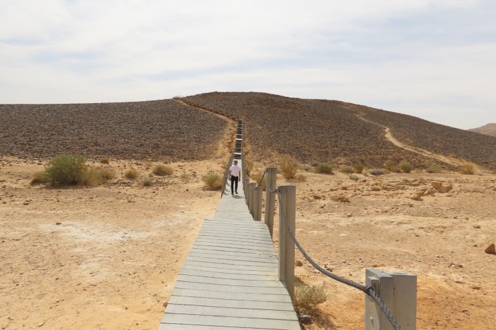 השביל הצף מעל אתר המנסרה במצפה רמון