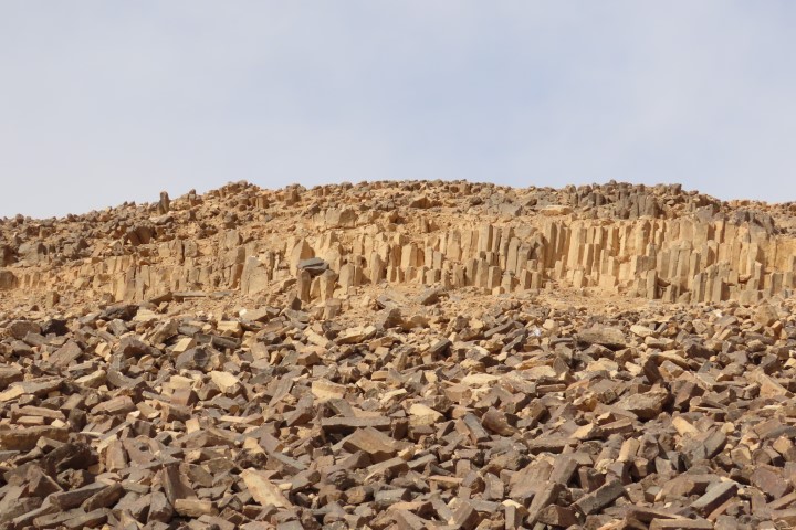 עמודי האבן הניצבים באתר המנסרה