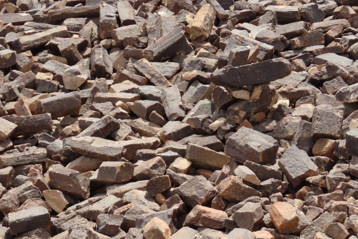 עמודי אבן שקרסו במנסרה ומונחים על הקרקע