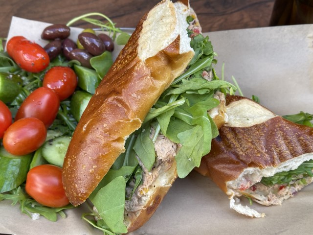 כריך טונה בלחמנייה טרייה בקפה פריז במכבים מודיעין