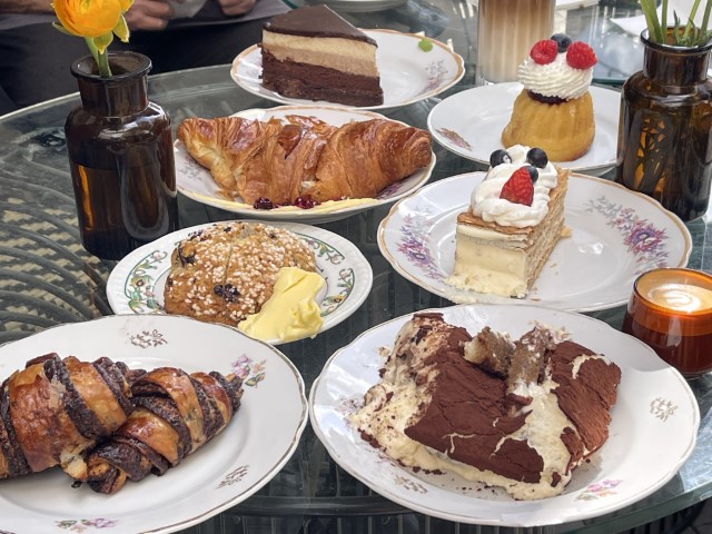 מבחר עוגות ופטיסרי צרפתי בקפה פריז במכבים - מודיעין