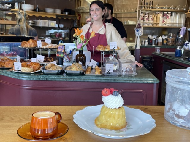 עוגת סברינה לצד אספרסו בקפה פריז מודיעין