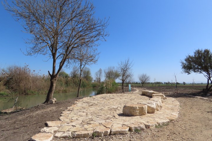 שבילי הליכה מאבן סביב מעיין עדעד