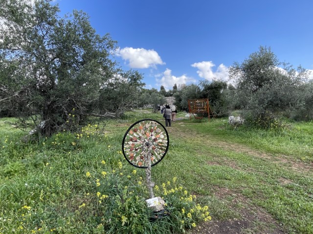 היצירה או.פנים של האמנית רותי כרם בגבעת הברושים מודיעין