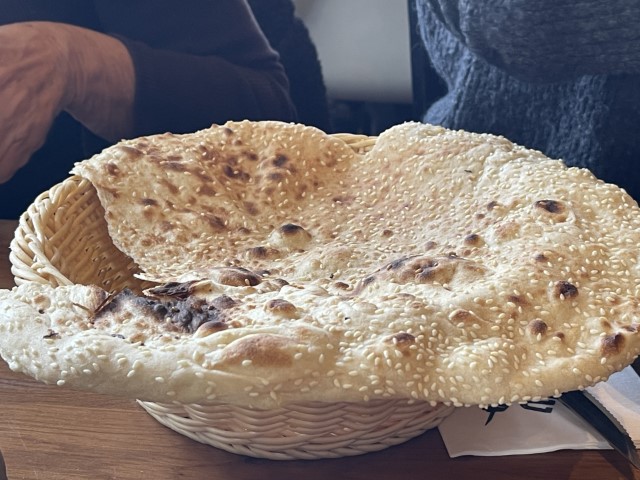 לאפה טרייה שנאפתה בטאבון במסעדת עלאש במודיעין