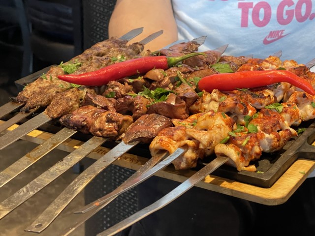 שיפודי בשרים על האש במסעדת עלאש במודיעין