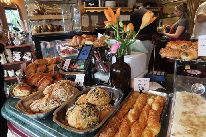 קרואסונים ומאפים בקפה פריז במכבים