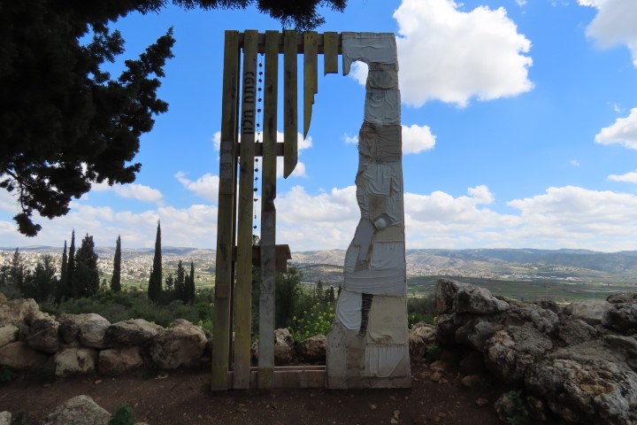 יצירת אמנות נפתח חלון הצופה אל הרי יהודה בגבעת הברושים מודיעין
