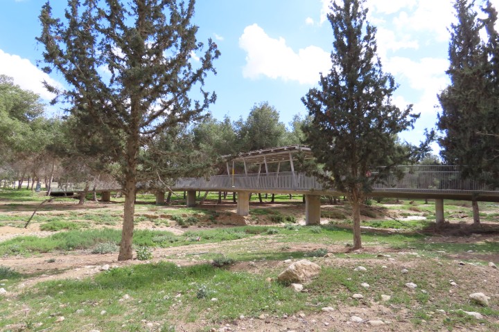 גשר עילי מעל ערוץ נחל רביבים בפארק ירוחם