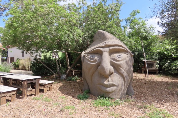 שביל פסלי האבן של הפסל אושרי ג'ייקוב בחצר הגדולה, מרחביה