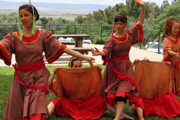מופע מחול של קבוצת הפועלות בהנחיית נעם אדרי בשיתוף הקהל