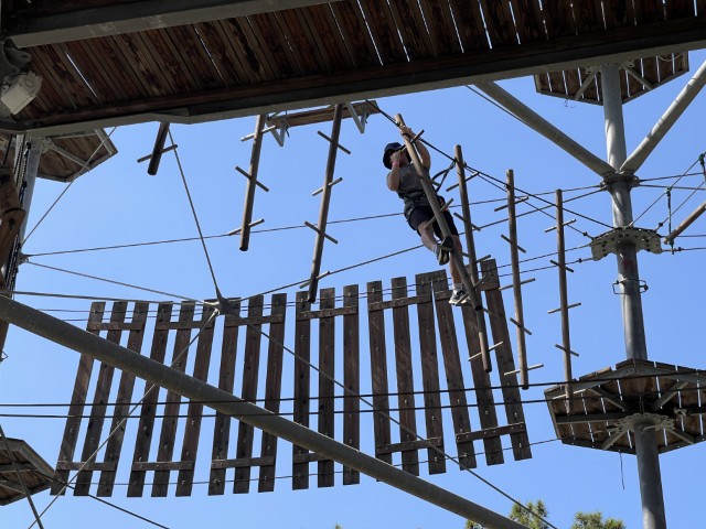 המקצוענים בקומה הרביעית בגובה 24 מטרים