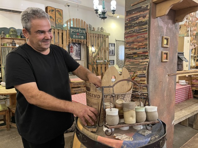 גל חצור בעל מסעדת מי קאסה וחפצי הנוי של המסעדה