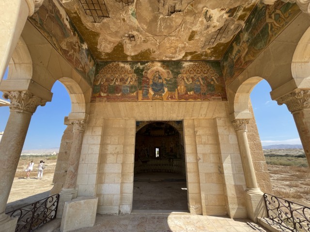 עמודים מעוטרים בקפלה הרומנית בארץ המנזרים
