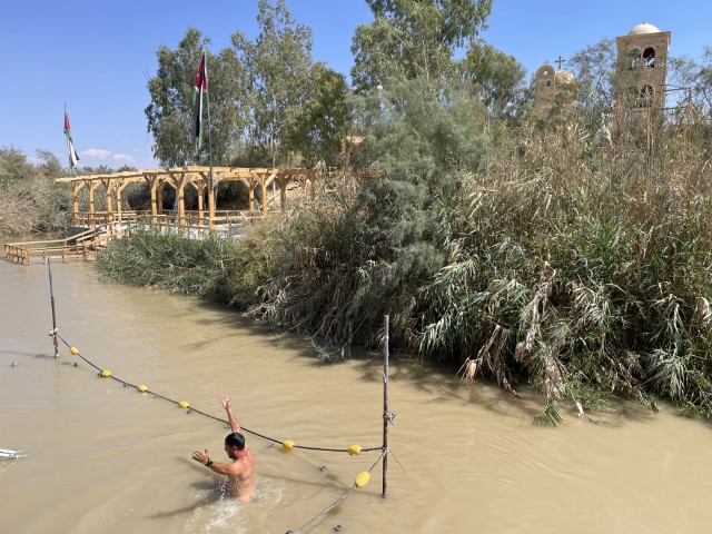 צליין טובל באתר הטבילה של קאסר אל יהוד