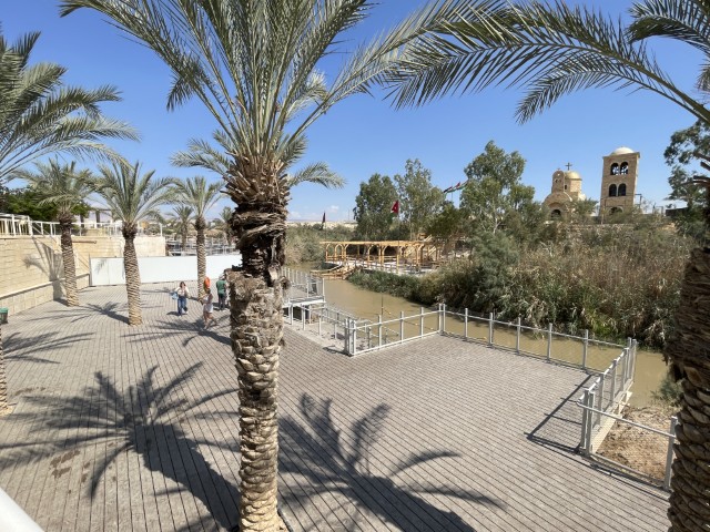 המרפסת והרחבה הגדולה של קאסר אל יהוד צופה אל נהר הירדן ואל עבר הירדן