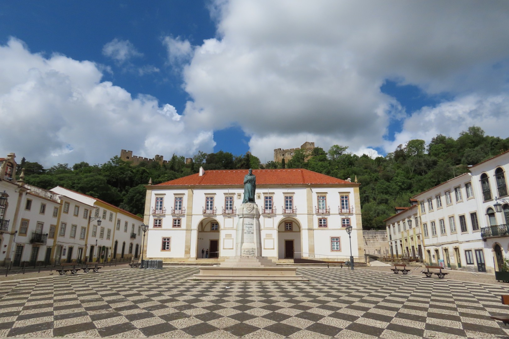 הכיכר המרכזית בעיר טומאר בפורטוגל - Pra&ccedil;a da Rep&uacute;blica