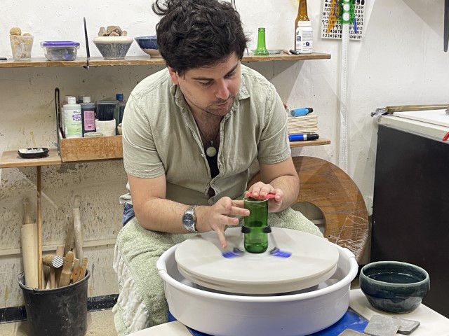 מנפח הזכוכית אריאל ערבות מדגים הכנת כוס זכוכית בפסוטה