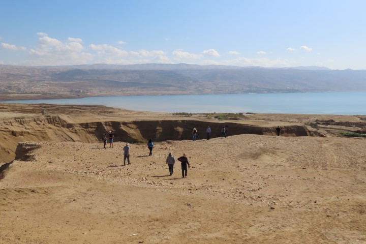 מטיילים בדרך לשפך הירדן אל ים המלח