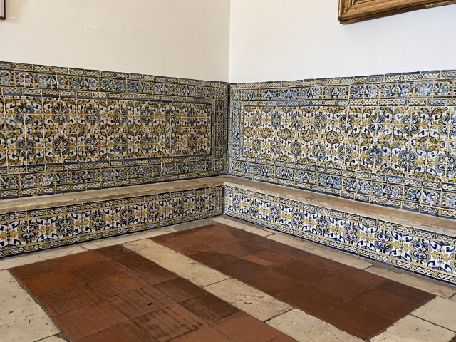 קירות מחופים באריחי אזולזוש כחולים בפורטוגל