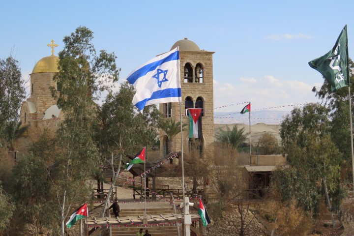 דגל ישראל מול דגל ירדן באתר קאסר אל יהוד