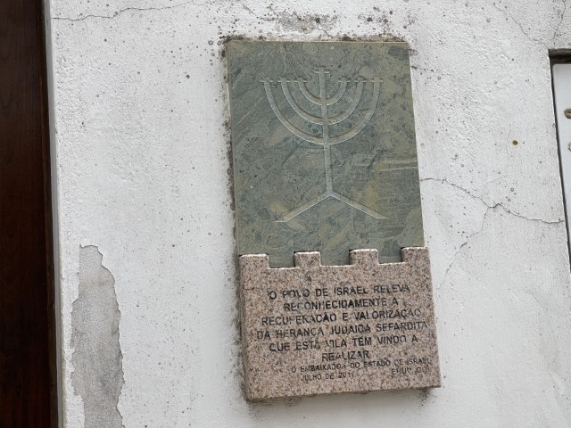 חנוכייה על חזית בית בבלמונטה פורטוגל