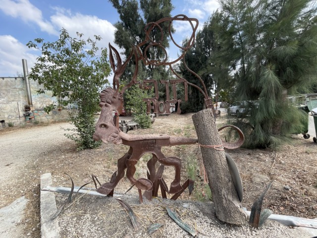 פסל הברזל של אורי חופי פסל הברזל של אורי חופי בכניסה לשדרת האמנים בעין שמר