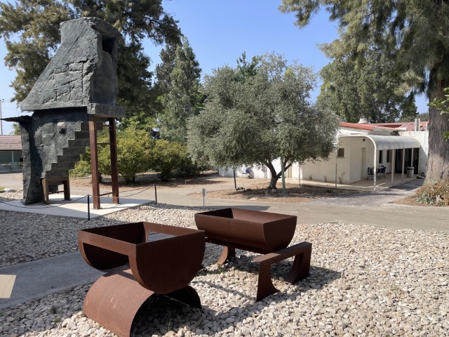היצירה שקתות שבורות של דינה שצ'ופק היצירה שקתות שבורות של האמנית דינה שצ'ופק