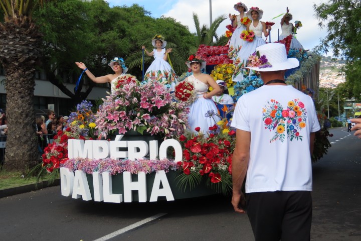 פלטפורמת Imperio da Ilha במצעד הפרחים של מדיירה