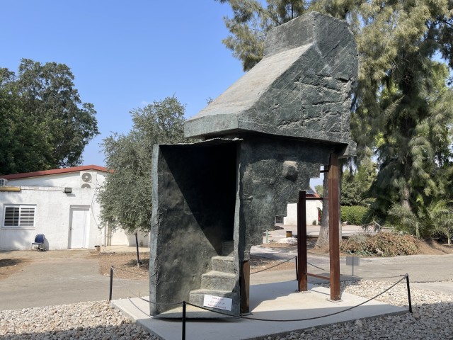 פסל ברונזה "המקלט" של האמנית סיגלית לנדאו בגבעת חביבה