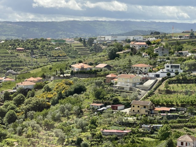 נופי ההרים והעמקים בדרך לעיירה למגו בפורטוגל