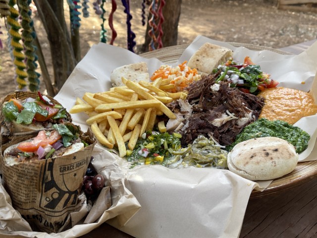 פלטת בשרים משפחתית וכריך בשרים מעושנים