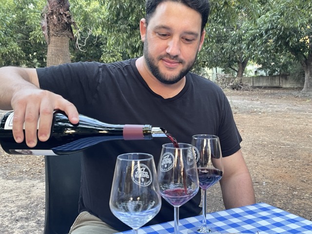 עומרי שטיינמץ מוזג ומסביר על היינות השונים