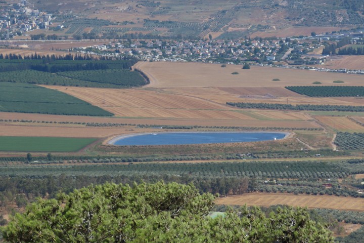 שדות חקלאיים ומאגרי מים בעמק יזרעאל