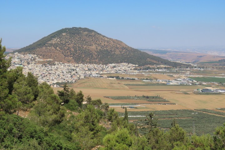 תצפית אל הר תבור מטיילת נוף הגליל