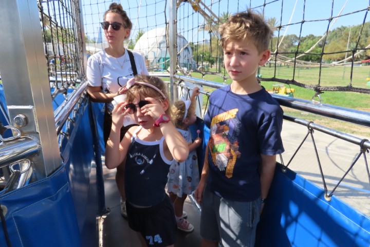 נכנסים לסל שמוקף ברשת חבלים