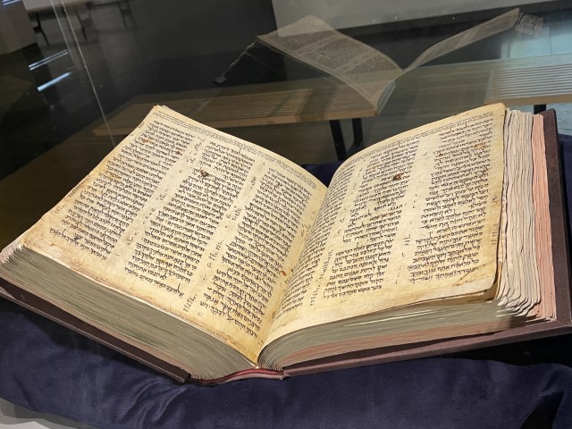 קודקס ששון וכתר ארם צובא  צילום: רונית סבירסקי