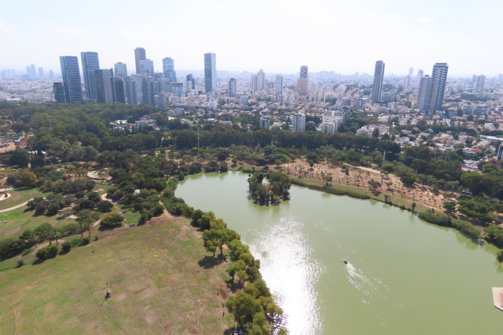 תצפית על נופי גוש דן מהכדור הפורח