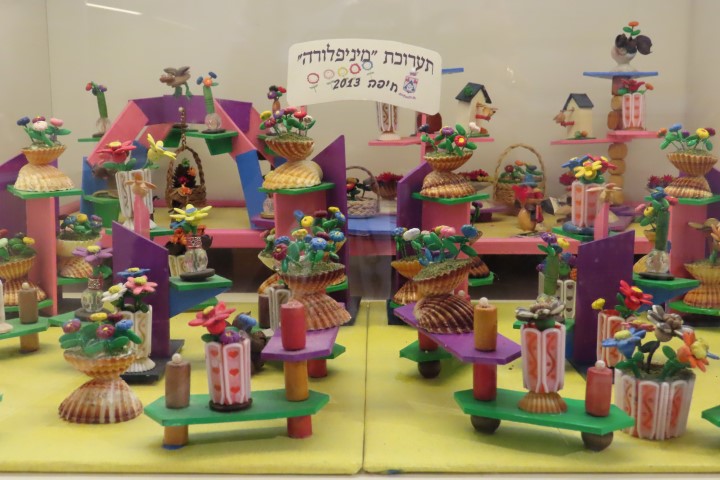 דגם תערוכת פרחים מיניאטורית במוזיאון מיניאטורות יקנעם