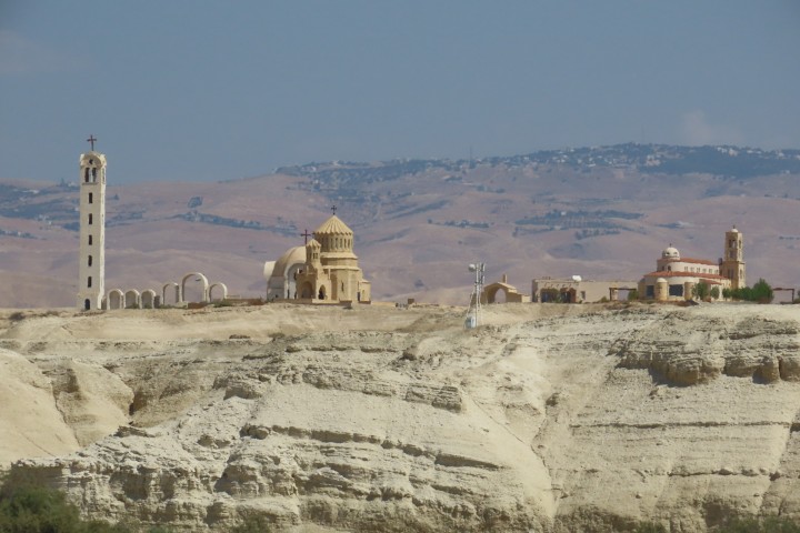 תצפית אל המנזרים בירדן מעבר לגבול
