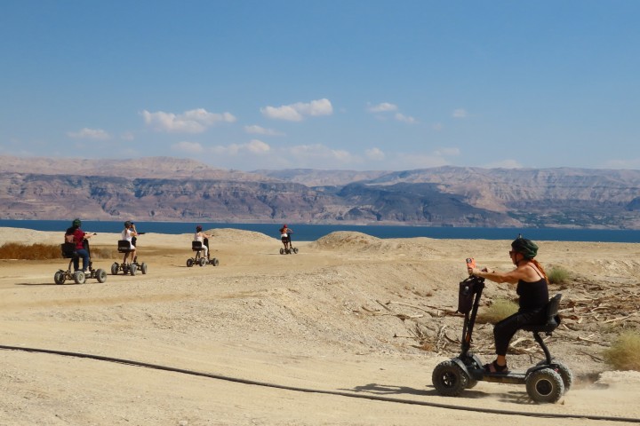 מסלול הריידרים עובר על מצוק שמשקיף אל ים המלח