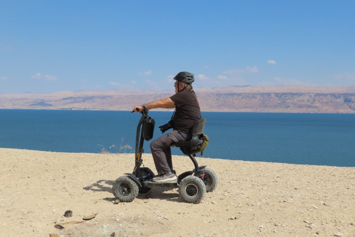 ריידר על שפת המצוק שצופה אל ים המלח