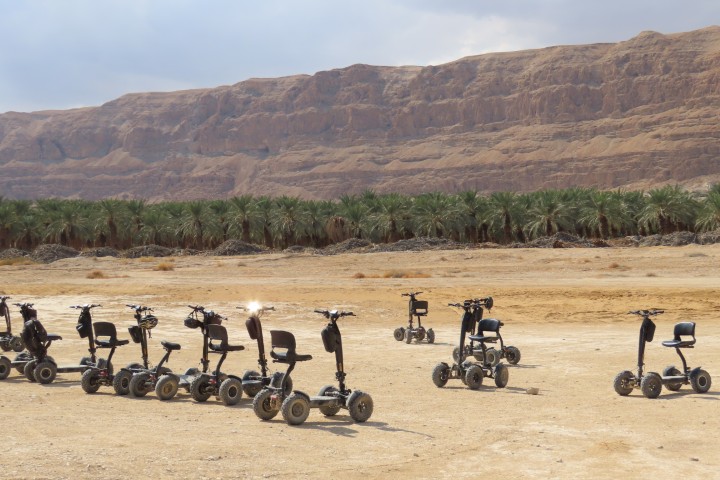 ריידרים על רקע מצוק ההעתקים ומטעי התמרים