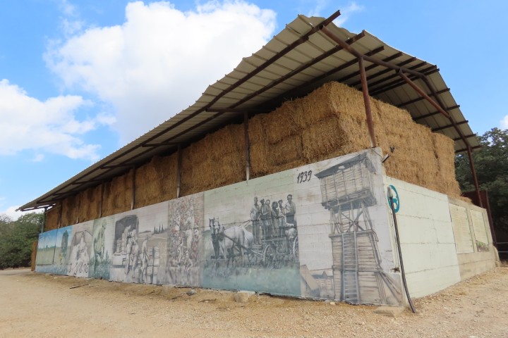 המתבן וציורי הקיר שנוספו בחגיגות ה-80 לקיבוץ כפר גליקסון